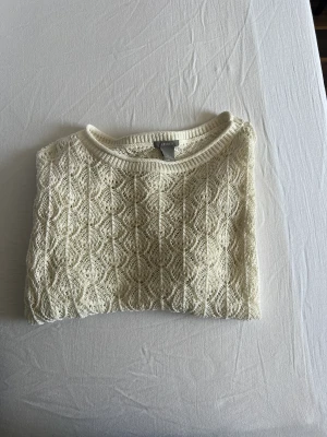 Vit stickad  - Stickad långärmad tröja