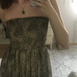 Klänning/kjol - Leopard mönstrad klänning som också kan användas som långkjol! Den har en innerkjol och väldigt skönt tyg, Köpt på sellpy men har inte använt :(