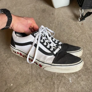 Vans Old Skool stl 44 - Egendesignade på Vans hemsida. Väl använda men i gott skick, dock lite smutsiga. 