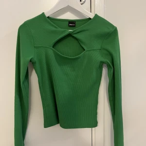 Grön topp stl S - Säljer denna grön topp köpt från Gina tricot, stl S. Använd en gång 