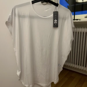 Vit träningst-shirt - Storlek XS, aldrig använd! 50kr.