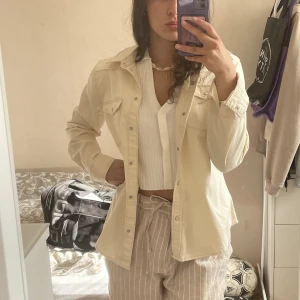 Skjorta - Använd 2-3 ggr. Använt som jacka över mina outfits.  Somrig beige färg som framhäver ens bruna pigment. Storlek: L men sitter som en M. Sitter inte tight, därför jag använt den som jacka.  700kr nypris på veromoda. Säljer för 150kr. Säljes pga flytt!!!