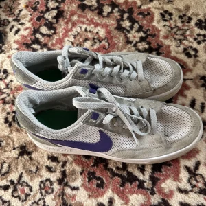 sletna nike sb skor - väldigt använt skick kollar om någon är intresserad. köpt för ca 1000 för ett par år sen. se bilderna för skick.