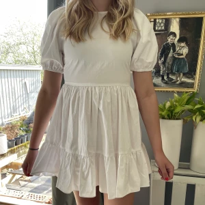 vit nelly klänning - säljer min oanvända vita klänning från nelly i storlek 36, är 169 cm så ni vet på ett ungefär! Nypris: 599kr