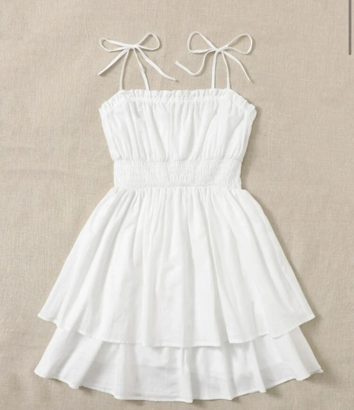 Vit ”volang” klänning