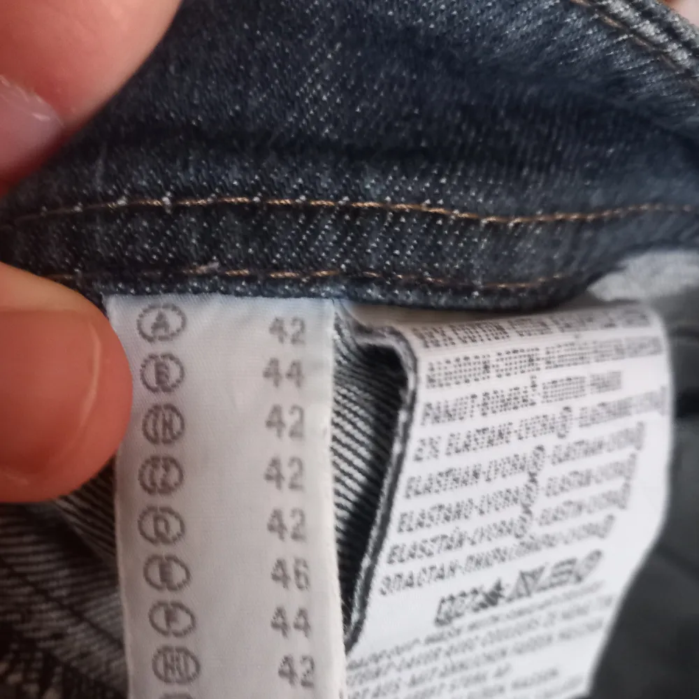 Marinblå jeans. Knapp saknas. Strl 42 men små i storlek, skulle passa strl 40. . Jeans & Byxor.