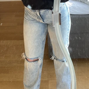 Jeans från Gina  - Ett par fina jeans från Gina tricot. Köpta här på plick. Strl 36 och i fint skick. Skriv för fler bilder eller frågor💕
