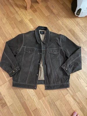 Läderjacka  - Hej! Jag säljer en väldigt fin läderjacka från märket patino. Säljer då den blivit för stor