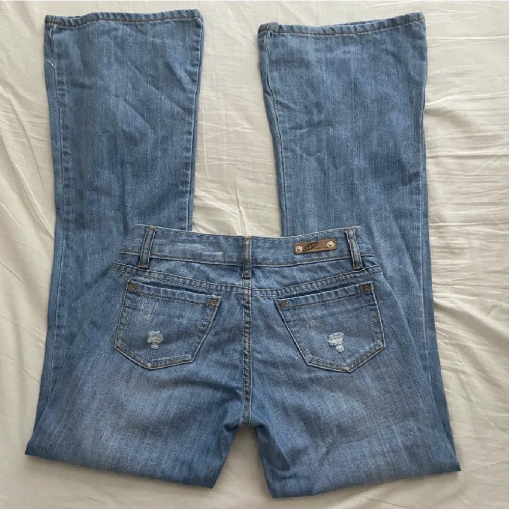 Säljer nu dessa snygga lågmidjade jeans! Köpta här på Plick, men tyvärr lite små. (Lånade bilder) Skriv för ev. Frågor 🩷🩷. Jeans & Byxor.