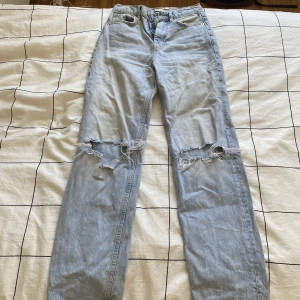 90s High Waits Jenas - Jag säljer ett par ljusblåa 90s High Waist Jenas från Gina Tricot i storlek 32.