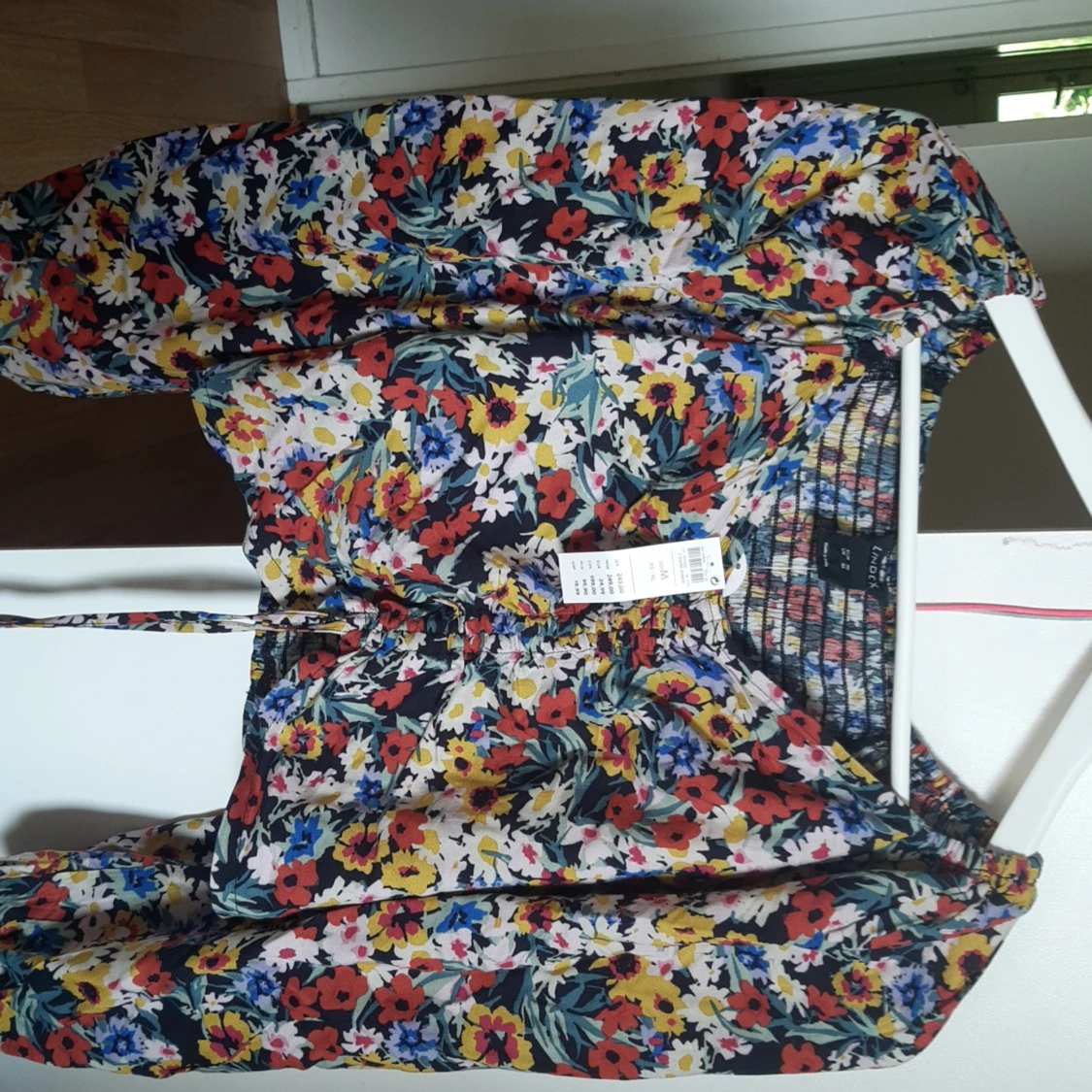 Magtröja med härligt blomster motiv