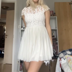 Studentklänning - Sååå fin student/skolavslutningsklänning eller bara nu till sommaren! Jag är stl S och 172 cm för referens💞