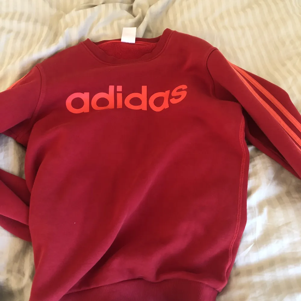 Cool retro tröja från Adidas som är i fint skick. Lite stor i storleken! . Hoodies.