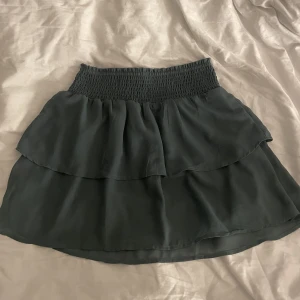 Only kjol - Hej! Säljer en super fin grön kjol ifrån only i storlek xs, super fint skick och endast  använt fåtal gånger 💓 FRAKTEN KOSTAR MER OM MAN INTE KÖPER VIA KÖP NU!