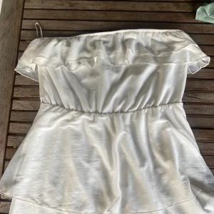 vit klänning - Aldrig använt, för stor 