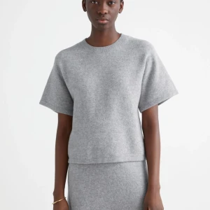 Stickad t-shirt - En jätte fin stickad grå t-shirt från &other stories, den är lite lite nopprig men annars i jätte bra skick, säljer då den är för liten och inte får på lig den längre då jag växt väldigt mycket🩷