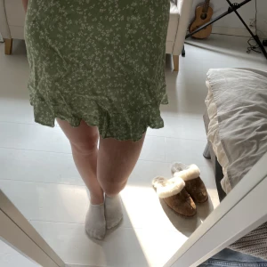 Sommarklänning - Jättesöt sommarklänning från &otherstories! Superfint skick, inga defekter. Den är tyvärr lite liten för mig och därför säljer jag den. Dm för fler bilder 💞
