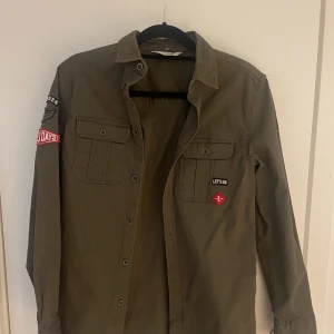 Grön jacka - Tunn grön jacka ifrån hm. 100kr + frakt