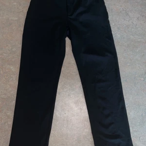 Kostymbyxor  - Säljer mina svarta kostymbyxor då de är för stora, aldrig använda enbart testade.