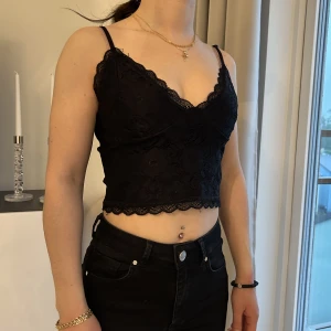 Svart topp - Säljer min topp från Bik Bok. Använder inte den längre. Bra skick. Strl XS.