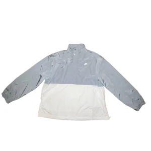 Nike Zip Up Windbreaker - Skick 9/10 Storlek: XL men sitter även som L Bud från 350:- 