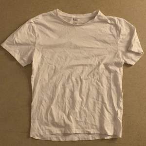 Basic t-shirt från lager 157 100% bomull bra vid arbete eller liknande har 2 säljer en för 120 båda för 200 Köpare står för frakt glömt skriva i alla annonser 
