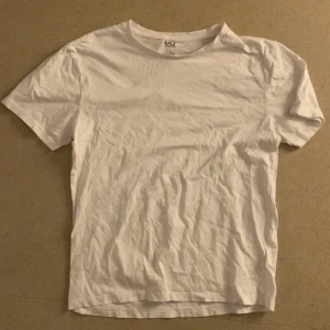 Lager 157 t-shirt - Basic t-shirt från lager 157 100% bomull bra vid arbete eller liknande har 2 säljer en för 120 båda för 200 Köpare står för frakt glömt skriva i alla annonser 
