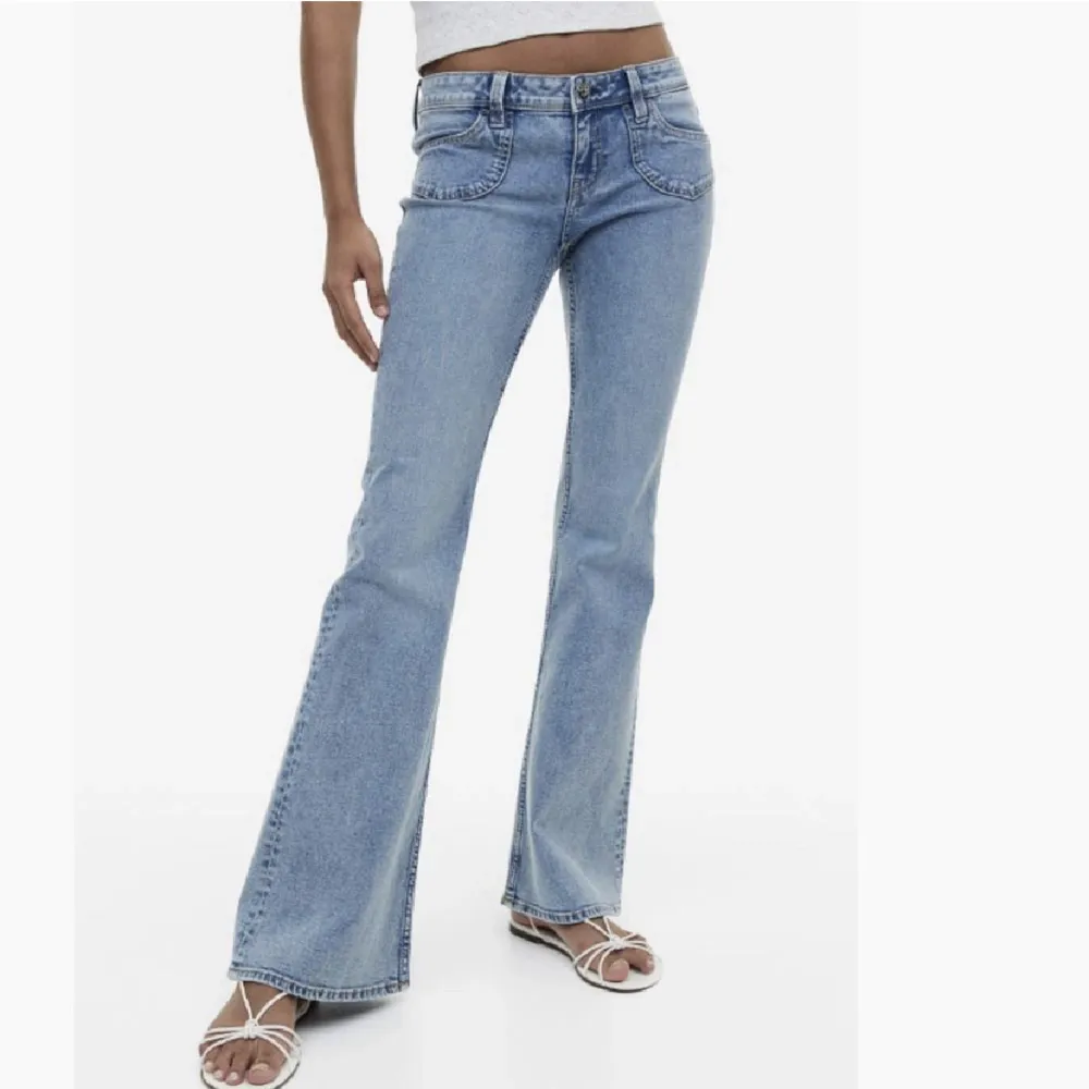 Fina jeans från H&M,  🩵 skriv för egna bilder . Jeans & Byxor.