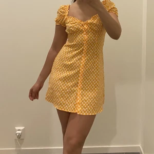 Skön sommarklänning  - Har endast haft på mig den en gång. Perfekt till sommaren när man är lite solkysst