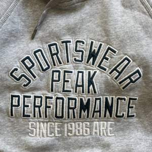 Hoodie från Peak Performance i Stl S (unisex)! I fint skick!