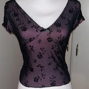 Gullig topp  - Bra skick! Super skönt tyg<3 (Inner tyget är rosa!