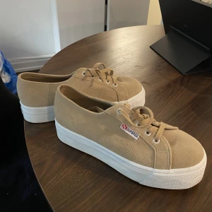 Superga storlek 38 - Superga storlek 38. Använda endast en gång, så superfint skick! Brun/beiga. Perfekta till sommaren ❣️ finns på kungsholmen eller skickas mot frakt