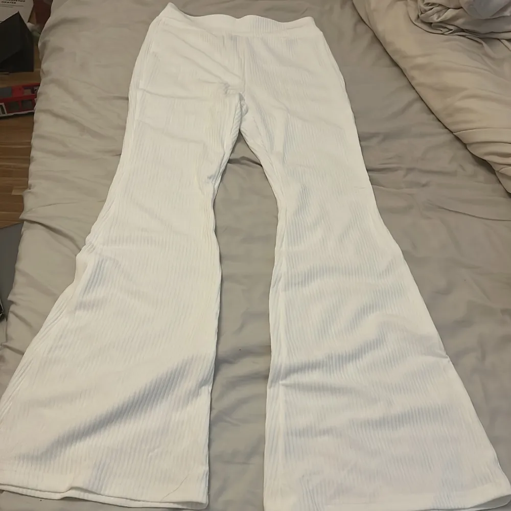 Ett par vita byxor som är helt nya. Råka beställa fel storlek så vill gärna att någon annan ska ha dem.  . Jeans & Byxor.