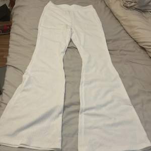 Ett par vita byxor som är helt nya. Råka beställa fel storlek så vill gärna att någon annan ska ha dem.  