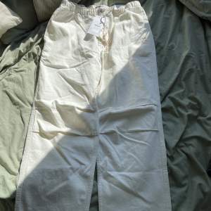 Helt nya o oanvända ljusa parachute pants från bershka. Köpta för 519kr, blev fel storlek å pallade inte returnera. Har vid pssform å tunnt jeans material. 