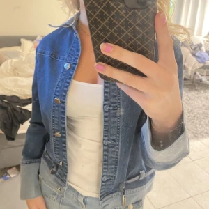 Jeansjacka med detaljer - Säljer denna supersnygga jeansjacka med lite detaljer i strl M