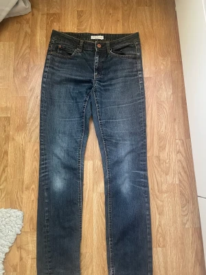 Lågmidjade jeans  - Säljer dessa jättefina låga jeans från märket som står där bak! Aldrig använda bara testade pga inte min stil🩷