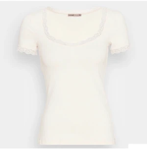 Spets topp - Snygg spets topp i jätte bra skick, använd 1 gång💕Frakten kostar 49kr