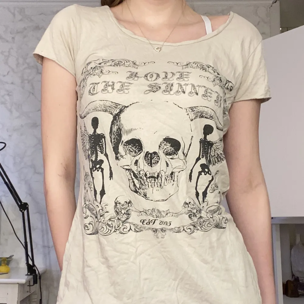 Cool t-Shirt med dödkalle tryck🩶använd sparsamt!! DMA mig för fler frågor🫶🏻. T-shirts.