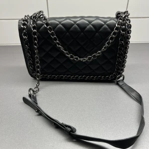 Axelremsväska ginatricot - Axelremsväska från ginatricot. I fint skick. 