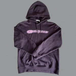 Weekday Hoodie - Weekday Hoodie med tryck 💫 Storlek S, aldrig använd. Kom privat för frågor osv 🤝