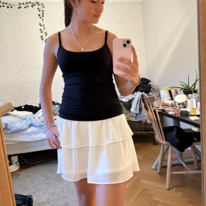 Volang kjol - En fin volang kjol från märket Chelsea som tyvärr aldrig kom till användning. Helt oanvänd och som ny! Nypriset ligger på 449 kr. Hör av er om ni har några frågor💞