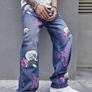 mönster jeans - coola jeans köpt från shein för 370kr och aldrig använda!❤️ mått: midja- 78cm, innerben- 73cm.