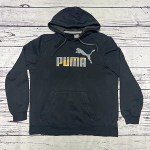 Puma Hoodie Svart - Märke: Puma Typ: Hoodie Färg: Svart Kroppstyp: Unisex Skick: Mycket Bra   Sparande av miljö  30x  lägre utsläpp jämfört med ny vara Sparat vatten ca 3950 liter Sparat CO2 ca 6.8 kg