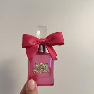 ”Juicy Couture Viva La Juicy Pink Couture Eau de Parfum”, lite mindre än halva kvar💗