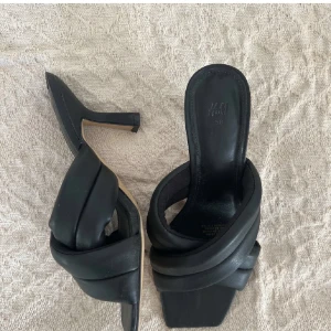 Svarta klackar  - Säljer dessa klackar från HM, endast använda 1 gång så i princip helt nya. 