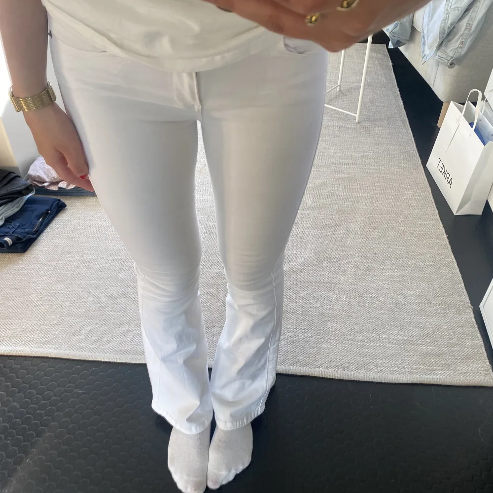 Skit snygga vita jeans som är perfekta nu till sommaren☀️😊från dr.denim. Jeans & Byxor.