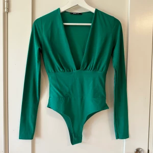 Body - Grön body från Gina Tricot, storlek S och endast använd en gång 💚 jättefint skick!