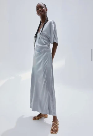 Klänning - Klänning från hm. Silvrig ”Silkes wrap”, omlottklänning.