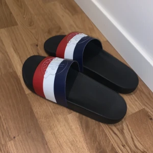 Moncler tofflor  - Sparsamt använda tofflor från Moncler i strl 43